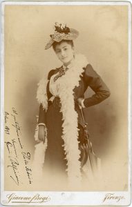  Nella foto Gemma Bellincioni, prima interprete a Trieste (Teatro Comunale, marzo 1896) del ruolo di Carlotta nel «Werther» di Jules Massenet Civico Museo Teatrale "Carlo Schmidl", CMT F 30195