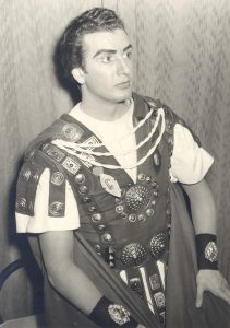  Franco Corelli nel ruolo di Pollione al Teatro Verdi di Trieste nel novembre del 1953 (Foto de Rota) - Civico Museo Teatrale "Carlo Schmidl" - CMT F 16700