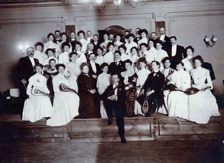 Il Circolo mandolinistico di Trieste nella Sala del Conservatorio G. Tartini nel 1900 ca. Civico Museo Teatrale "Carlo Schmidl" - CMT F 24802
