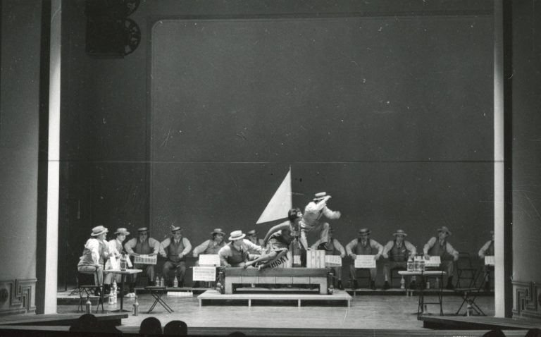 Foto di scena di Ascesa e caduta della città di Mahagonny nell'allestimento della Piccola Scala di Milano per la Stagione Lirica 1963-64 Regia di Giorgio Strehler. Scene e costumi di Luciano Damiani Foto Piccagliani Civico Museo Teatrale Carlo Schmidl Archivio Giorgio Strehler